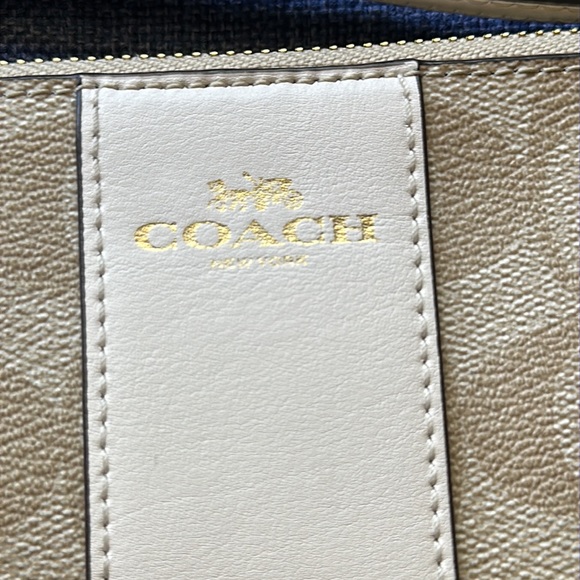 Coach - Corner Zip Wristlet In Signature Canvas - Picture 2 of 4